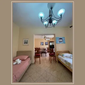Konukevi Neo, Tiran